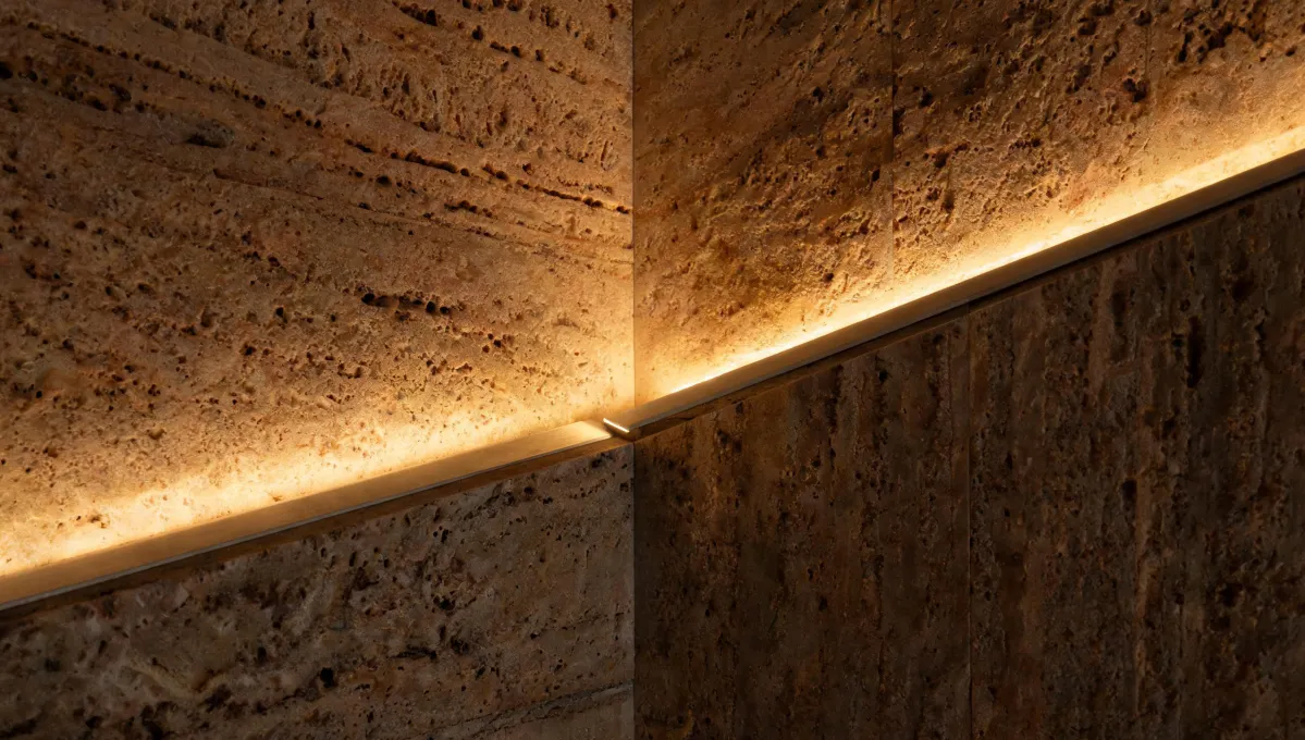 Decorative lighting article feature